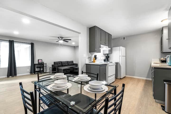 Charming Two Bedroom! Sleeps 6! Close To Strip! - Las Vegas, NV