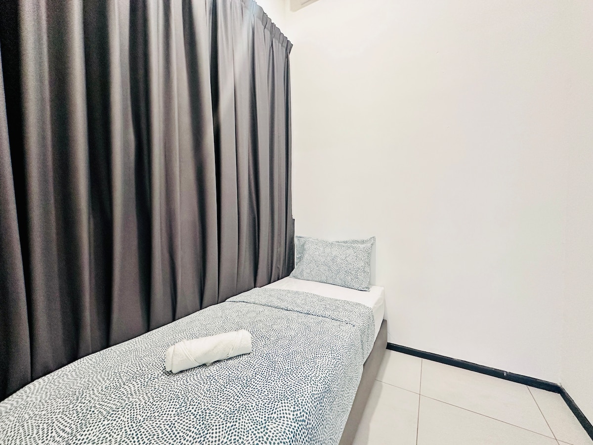 3e slaapkamer 
- 1 eenpersoonsbed 
- Aircond 