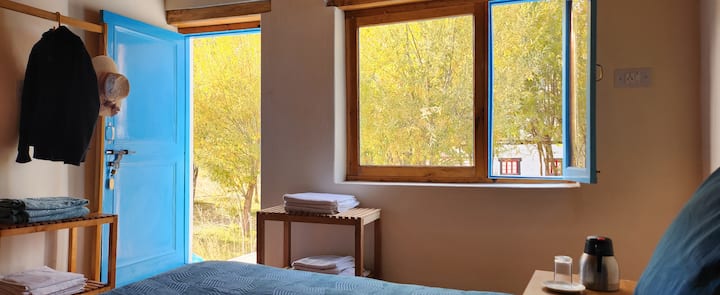 تتميز كل غرفة بإطلالة مفتوحة وجميلة على المزرعة