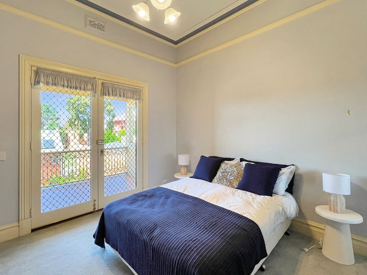 ห้องนอนชั้นบนมีพื้นที่ระเบียง