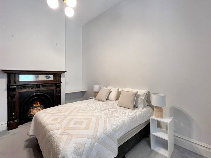 ห้องนอนพร้อมเตียงควีนไซส์และผ้าปูที่นอนคุณภาพดี