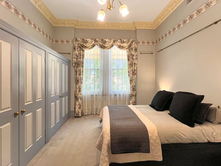 ห้องนอนใหญ่พร้อมเตียงควีนไซส์และเสื้อคลุมในตัว