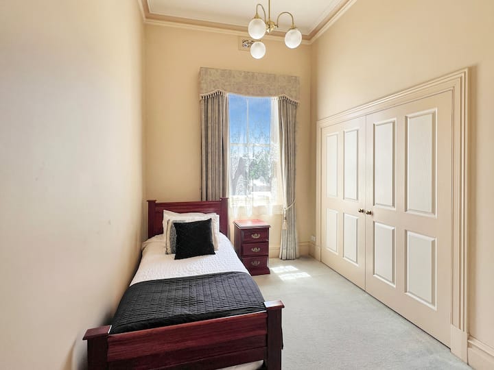 ห้องนอนพร้อมเตียงเดี่ยวและเตียงเสริมสำหรับการนอนทั้งหมด 2 คน