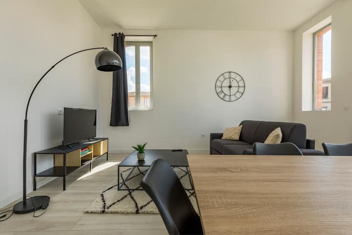 Grand Appartement Au Centre-ville - Parking - Castelsarrasin