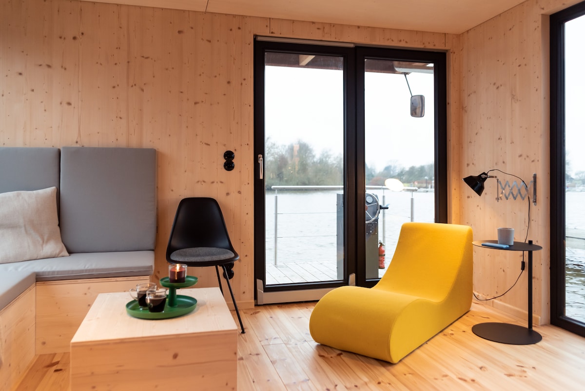 Espace de vie de la péniche. La porte donne sur la terrasse d'où il va aussi sur la terrasse sur le toit.