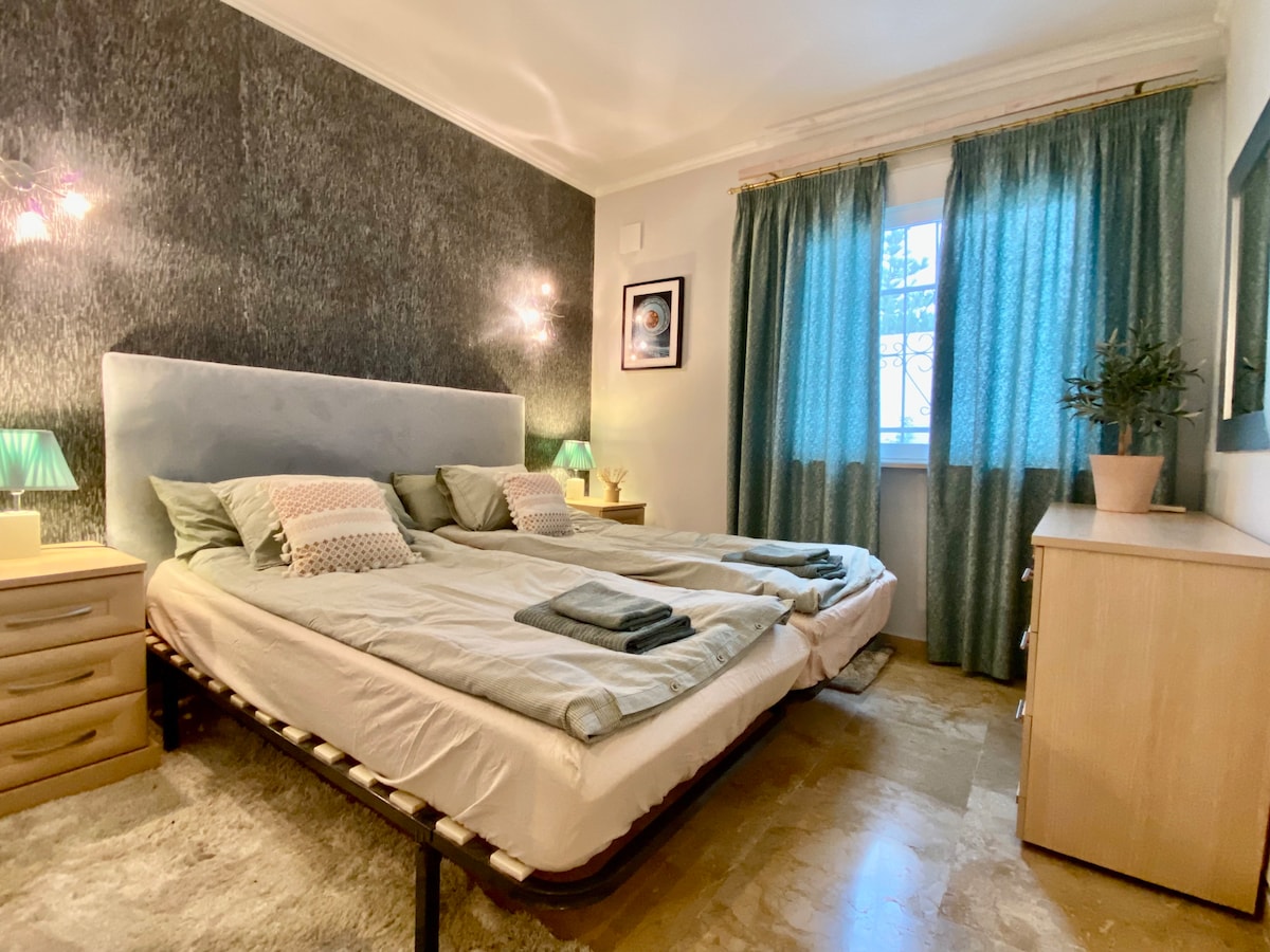 Спална соба со брачен кревет (широк 150-179