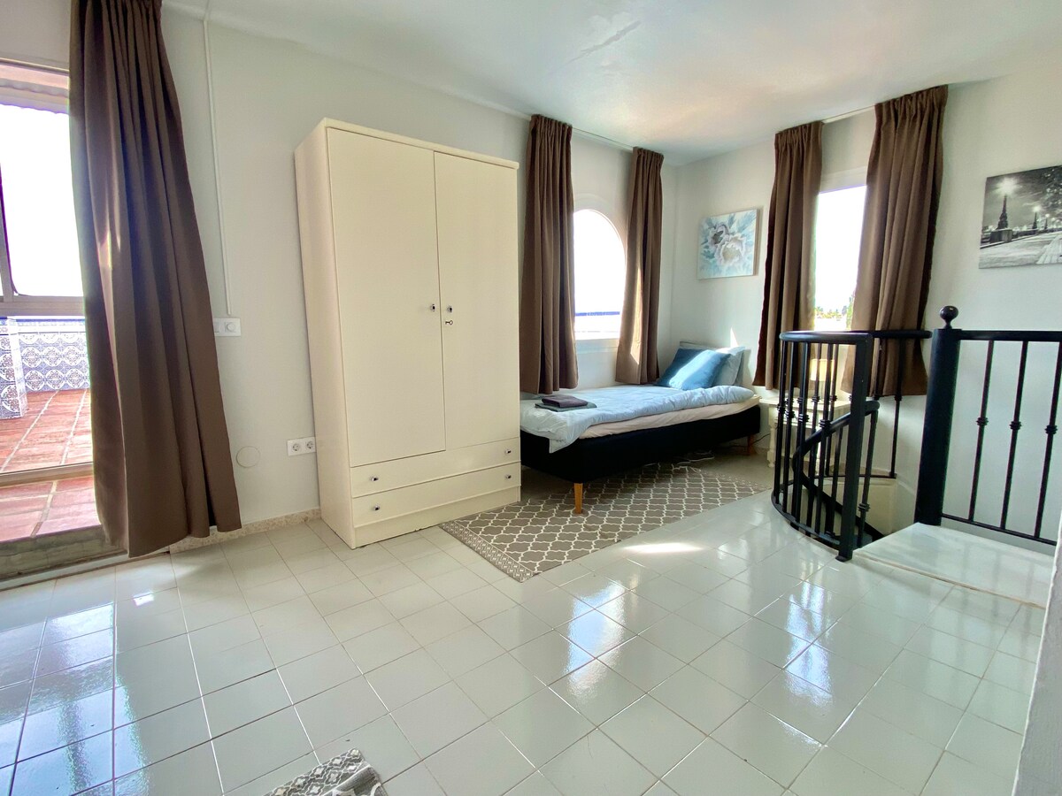 Соба во кула со два единечни кревета