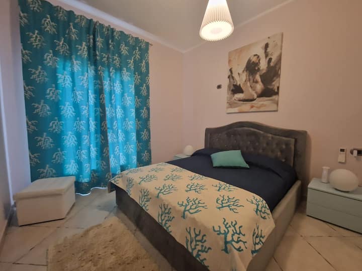 Blue Room Main Villa inayoangalia loggia na bwawa