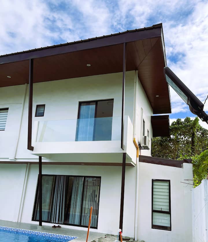 Jack's Pool Resort 2BR Villa Carmona WiFi 55' HDTV