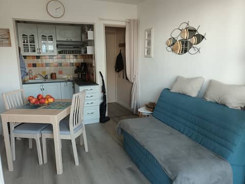 Popular Airbnb listing: Small cocoon with sea view in Saint Gilles Croix De Vie