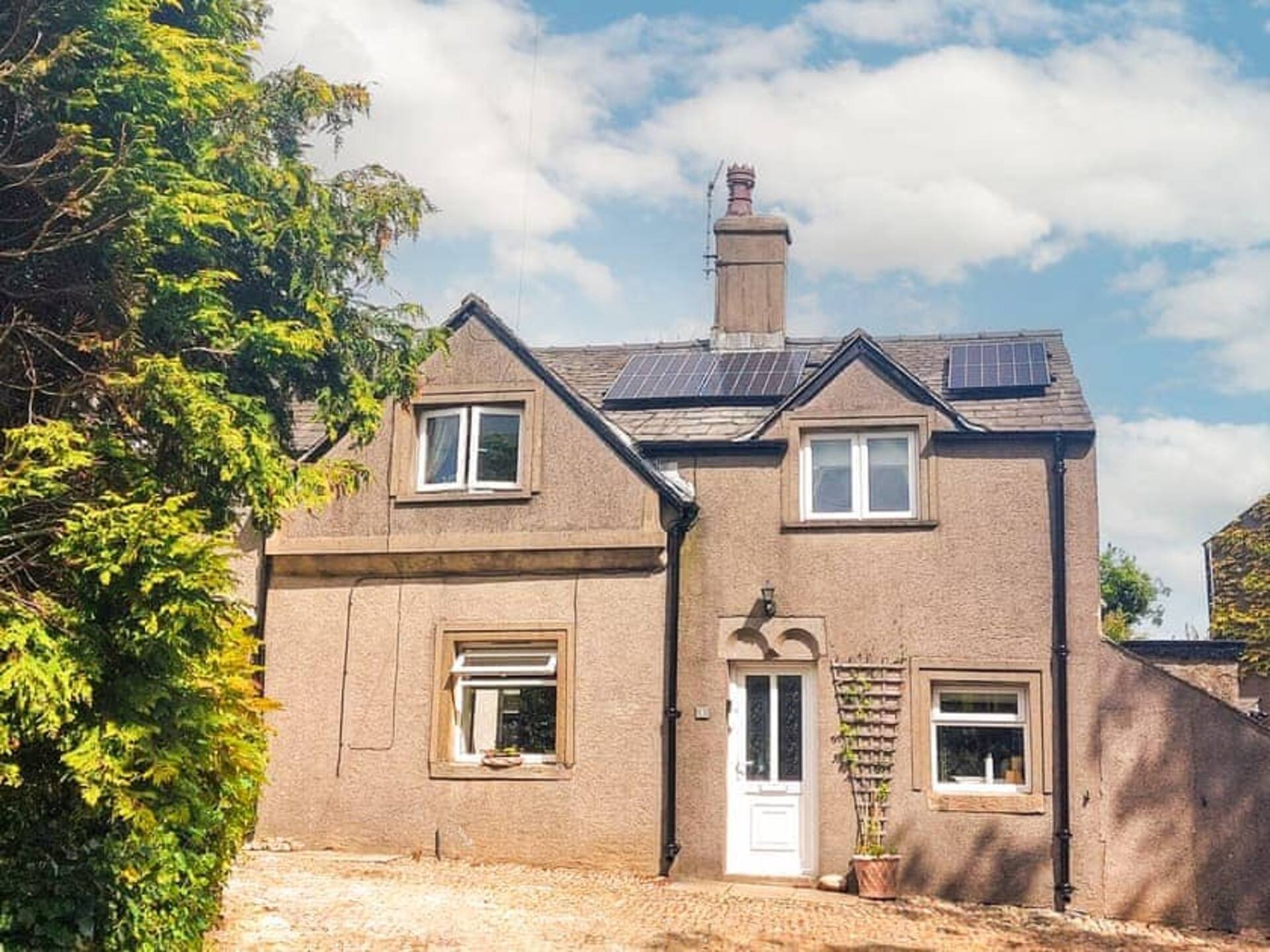 Fabulous pet friendly cottage next to country pub