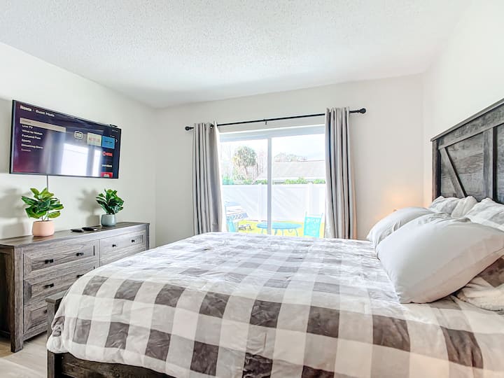 Спијте со стил во главната спална соба со 45-инчен Roku телевизор, гардеробер и пристап до дворот.