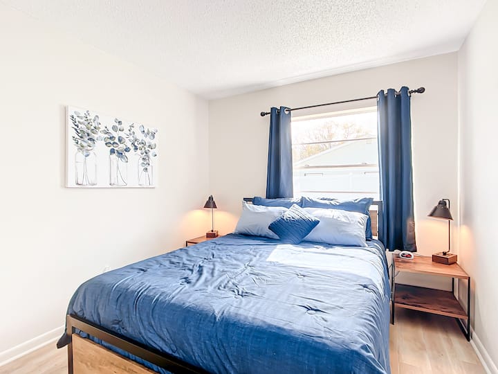 Удобен брачен кревет (широк 150-179 см) во третата спална соба.