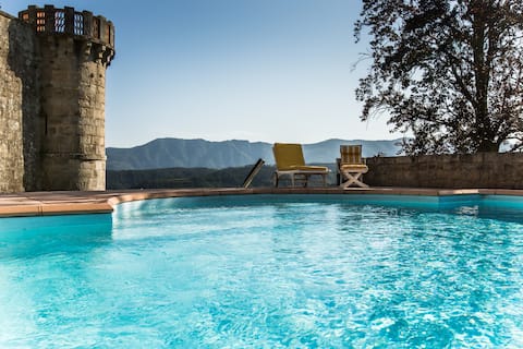 Very comfortable house with pool and jacuzzi