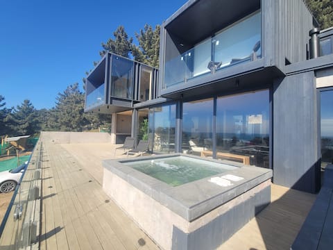 Magic Sunset, Jacuzzi, BBQ, steps to the beach.