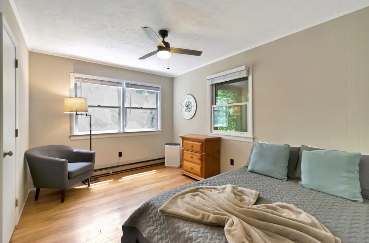 这间卧室采用柔和的灯光，配备豪华的床上用品，温暖的纹理和宁静的氛围，是您在山地探险后放松身心的理想场所。