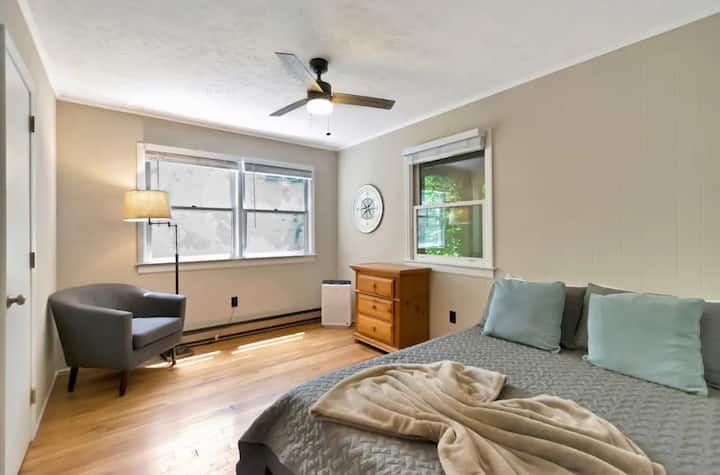 Uživajte u miru i tišini ove spavaće sobe s mekanom posteljinom, toplim teksturama i mirnom atmosferom koja je savršena za opuštanje nakon pustolovina u planinama.