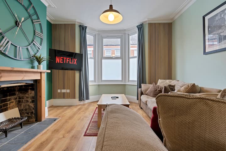 Large 5 Bedroom House - City Centre - Free Parking - ノーザンプトン