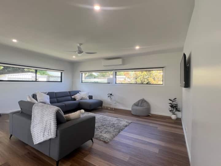 Danica's On Willis
12 Guests
4 Bedroom 
2 Bathroom - Marlo