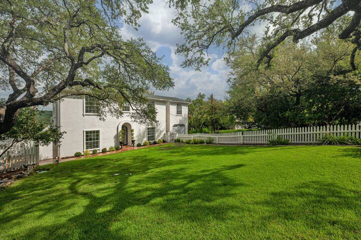 Chateau Lake Austin gallery image 3