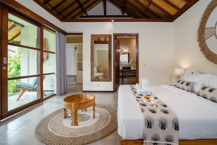 长谷的Alroda Ayun别墅-这是一个邀请您在漫长的一天后放松身心的房间，沉浸在读一本好书，或者只是凝视窗外，在简约的美丽中找到宁静。
