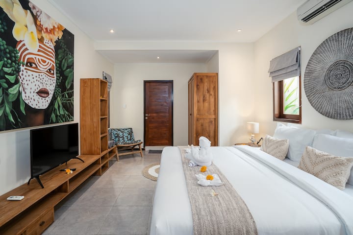 长谷（ Canggu ）的Alroda Ayun别墅-这间宽敞的卧室拥有极简主义美学。