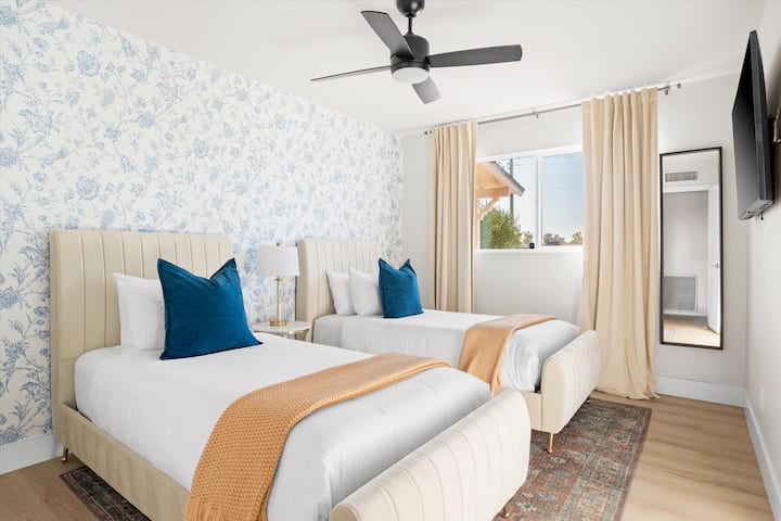 Третата спалня включва две единични легла, телевизор, килер, поставка за багаж и скрин. Стаята включва и едно сгъваемо двойно легло в килера, което може да се постави между единичните легла. 