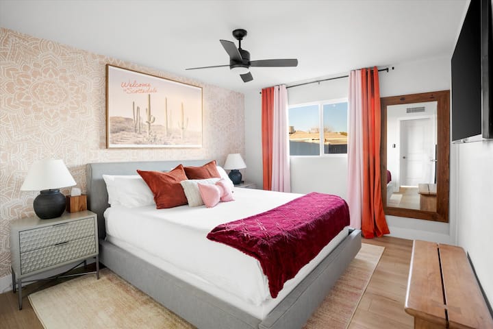 Основна спалня, включваща голямо двойно легло, дрешник и скрин в Калифорния