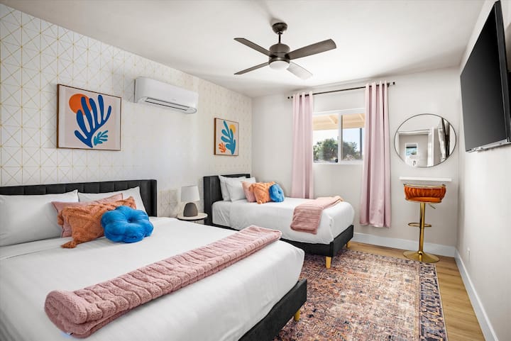 Четвърта спалня, включваща едно единично легло и едно двойно легло плюс допълнителен грим и място за подготовка и телевизор