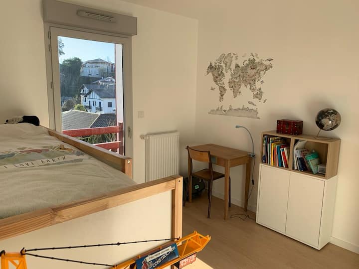 Детска соба 1 висок кревет. можност да ставите душек под него ако е потребно 