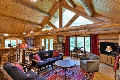 Elk Point Lodge-Spacious, Secluded Luxury Log Home