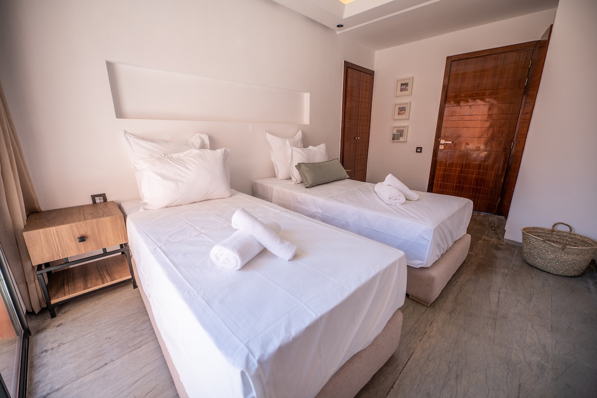 ห้องพักสะดวกสบายพร้อมเตียงเดี่ยว 2 เตียงเปิดอยู่ที่ระเบียง