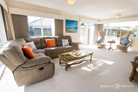 Heathside Retreat by Grandeur Property