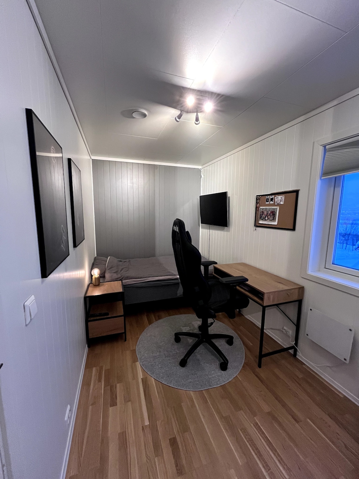 Საძინებელი 4, მე-2 სართული.
Ტელევიზორი + საწოლი 120x200x.