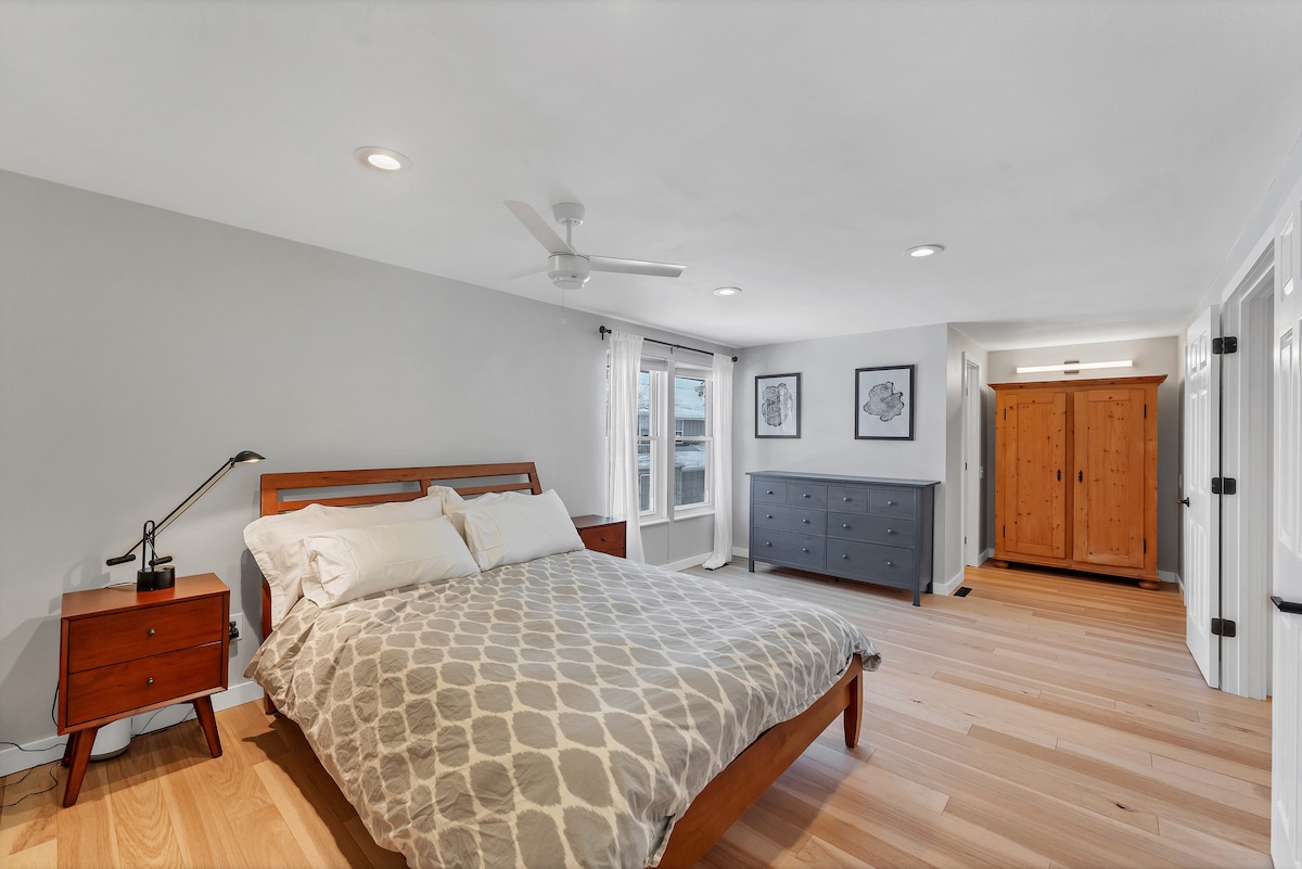 საწოლი 152×203 სმ, გარდერობი, დიდი კარადა