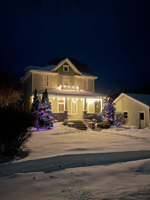 Vintage 5 bed/2.5 bath Cheboygan