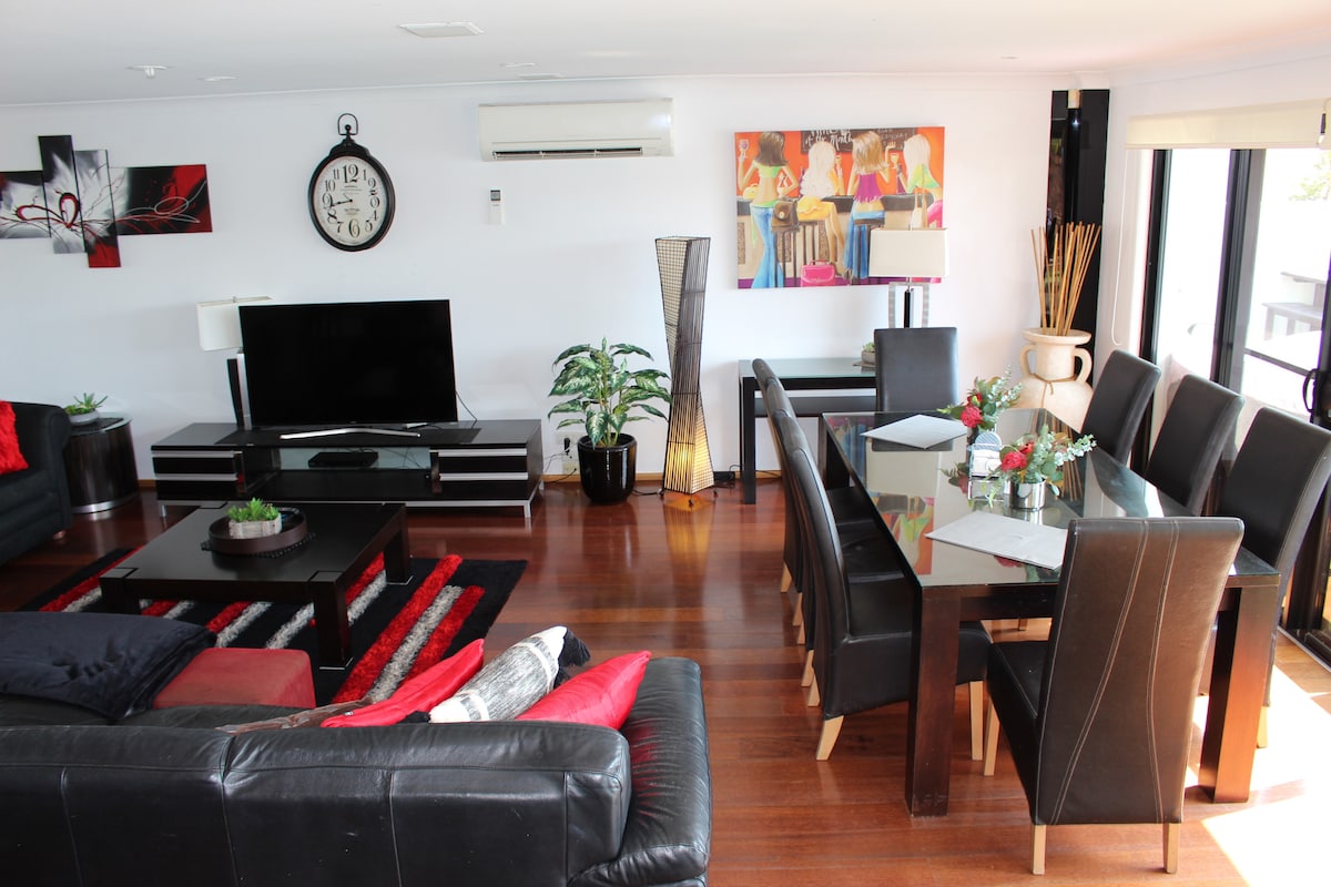 Popular Airbnb listing: Waterfront Pet & Family friendly Broadbeach Waters in Broadbeach Waters