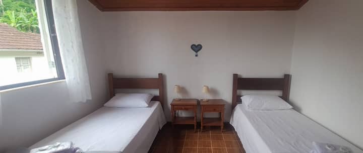 Quarto com 3 camas de solteiro