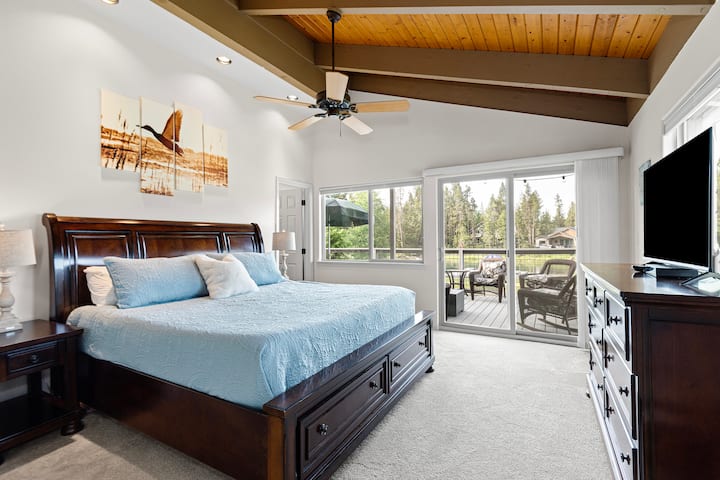 主卧，加大双人床，附带全功能卫生间。
主楼层。