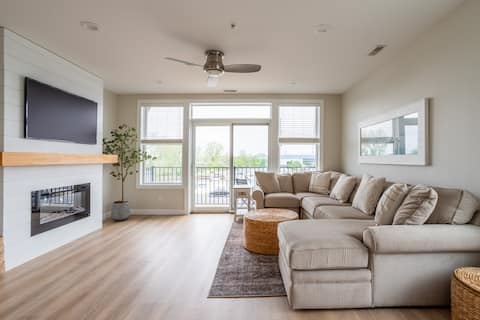 Spacious Riverfront Condo | Marina Views