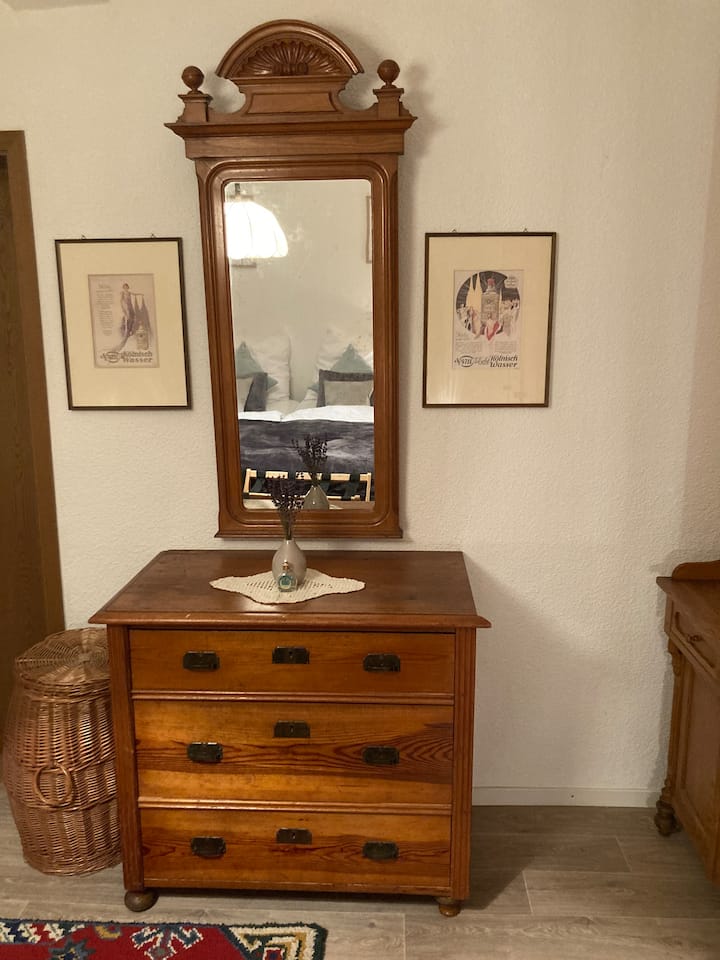 1号卧室，配有梳妆台和洗衣篮