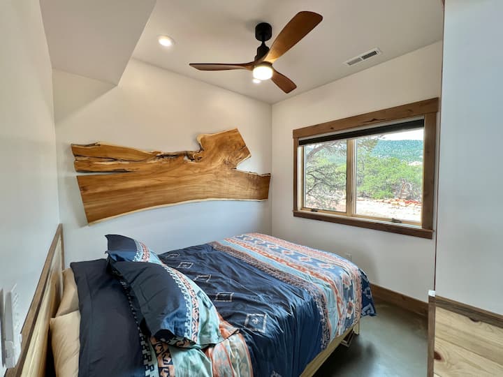 Втора спална соба 10'x 11' со брачен кревет (широк 150-179 см) и плакар.