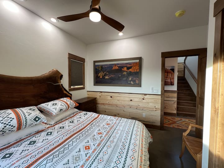 1-ва спална соба 12x12 со брачен кревет (широк 150-179 см).