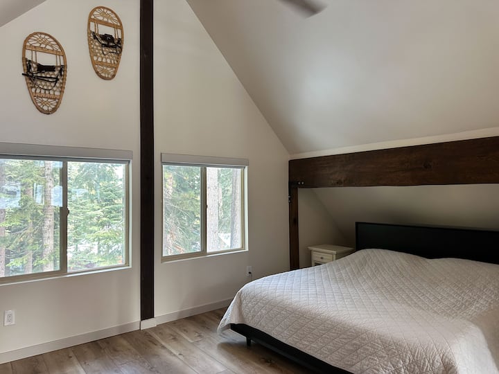 Manželská posteľ s matracom Tempurpedic na poschodí