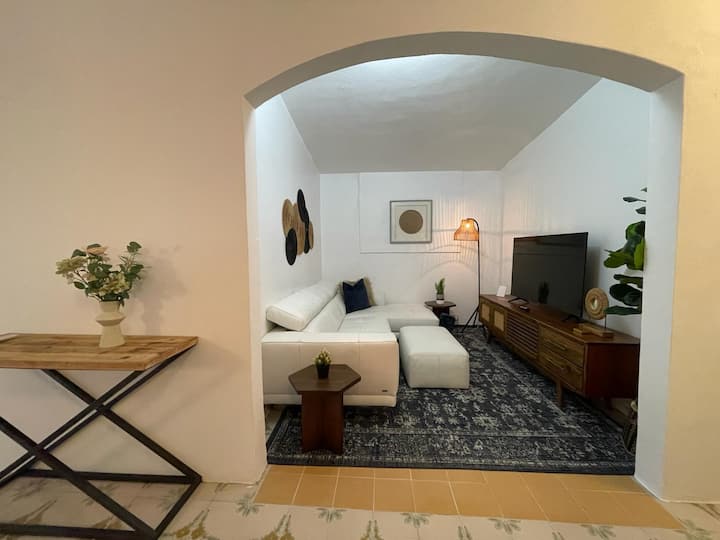 Obiteljska soba s TV-om, klima-uređajem i punim madracem na napuhavanje.