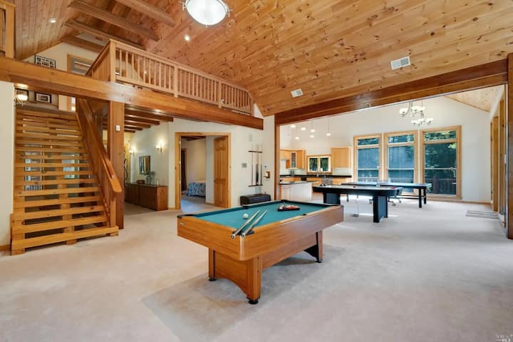 ห้องนั่งเล่นสันทนาการพร้อมสระว่ายน้ำแอร์ฮอกกี้และปิงปอง