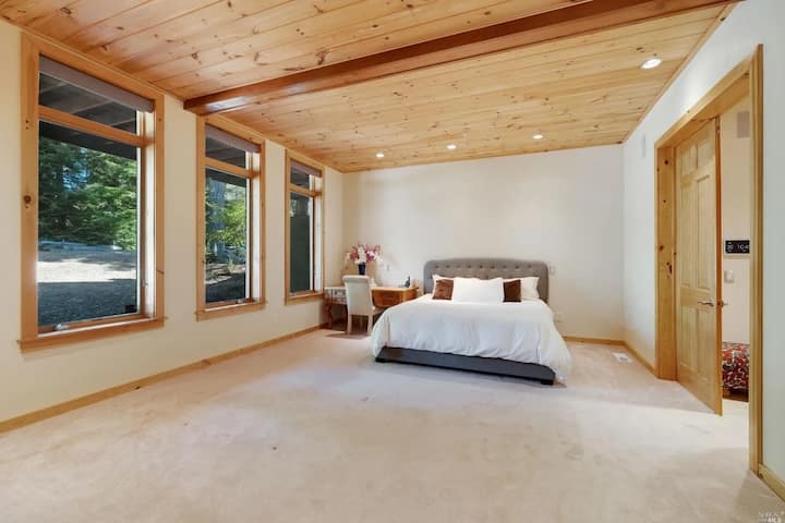 ห้องนอนใหญ่พร้อมห้องน้ำส่วนตัว
เตียงคิงไซส์ + เตียงควีนไซส์