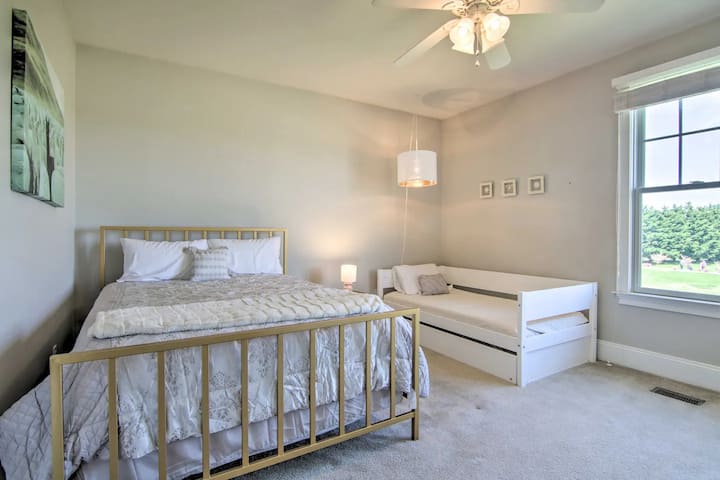 غرفة النوم 2 | الطابق الثاني | سرير بحجم كبير | سرير مزدوج مع دولاب مزدوج
