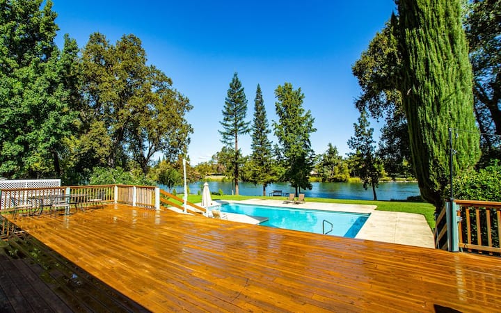 Riverfront Estate | Pool & Hot Tub | 2 Adus + Ev - Redding, CA