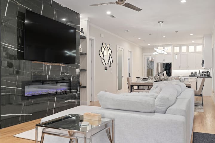 7 Bedroom Home | Near Downtown & Major Attractions